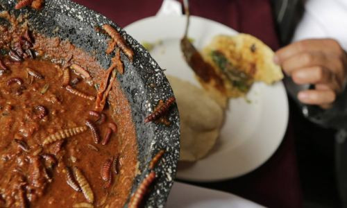 Tiết canh, thịt chó lọt top 13 món ăn kinh dị nhất thế giới ảnh 1