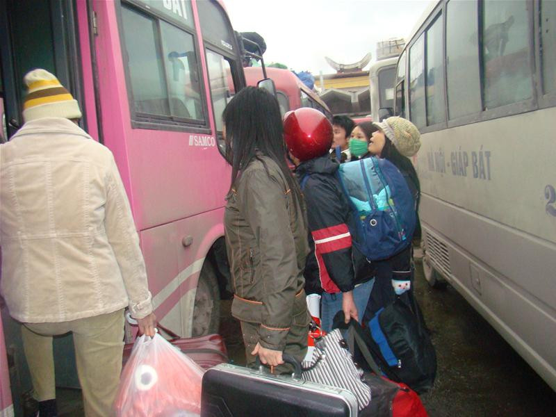 Xếp hàng để lên xe về quê