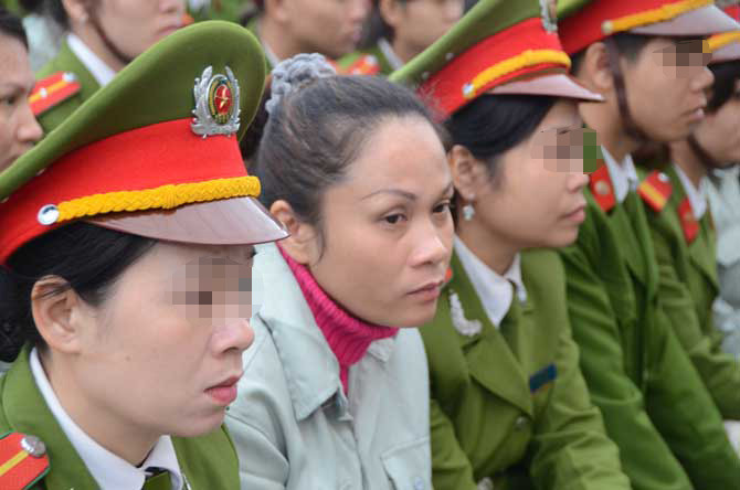 Nữ bị cáo trong đường dây buôn hơn 5.000 bánh heroin. Ảnh: Dân Việt