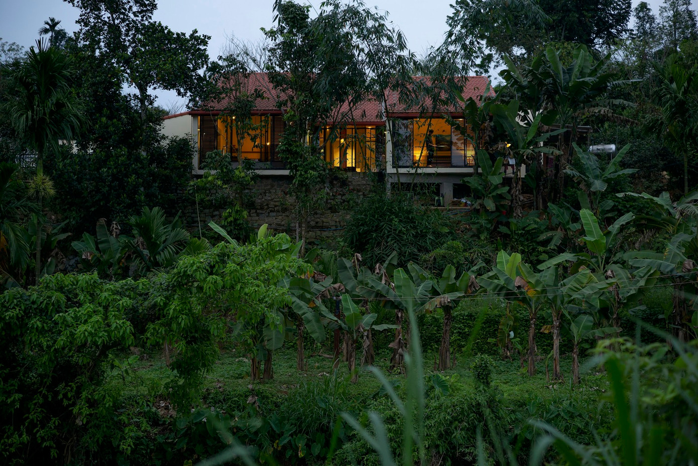 Trên mảnh đất này từng có một căn nhà cấp bốn cũ, người con trai muốn phá bỏ để xây dựng ngôi nhà mới cho bố mẹ và cũng là nơi để những người thân trong gia đình đi làm ăn xa trở về nghỉ ngơi vào những dịp đặc biệt.