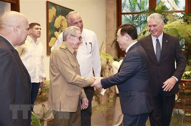 Chủ tịch Quốc hội Vương Đình Huệ với Đại tướng Raúl Castro tại buổi hội kiến. (Ảnh: Doãn Tấn/TTXVN) Chủ tịch Quốc hội Vương Đình Huệ với Đại tướng Raúl Castro tại buổi hội kiến. (Ảnh: Doãn Tấn/TTXVN)