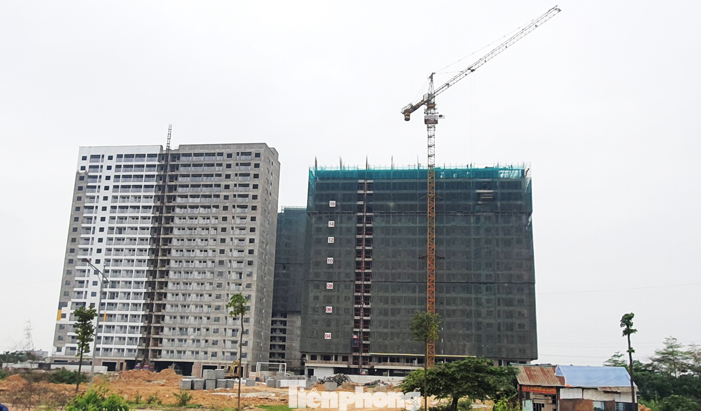 Nếu chỉ có một nguồn thu nhập với mức lương cơ bản của công nhân hiện tại, gần như không thể mua được nhà dù là NƠXH. (Ảnh Lộc Liên) Nếu chỉ có một nguồn thu nhập với mức lương cơ bản của công nhân hiện tại, gần như không thể mua được nhà dù là NƠXH. (Ảnh Lộc Liên)