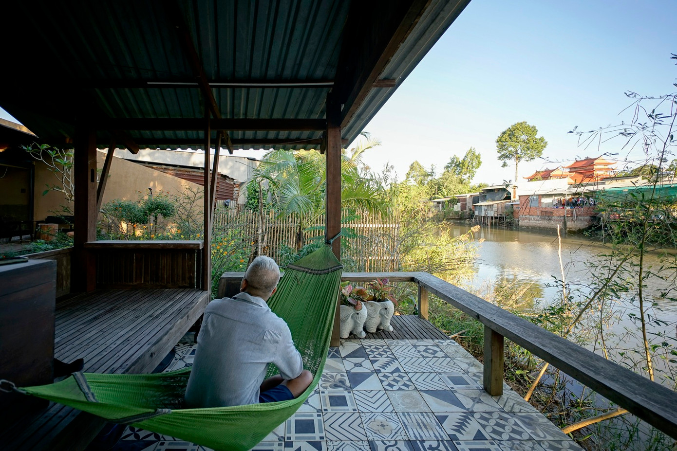 Phần lớn đồ đạc của ngôi nhà đều là đồ được tái sử dụng. Sau khi các phần gỗ chính của ngôi nhà được làm xong, phần gỗ thừa được dùng để lắp ráp một túp lều sàn bên bờ sông. Phần lớn đồ đạc của ngôi nhà đều là đồ được tái sử dụng. Sau khi các phần gỗ chính của ngôi nhà được làm xong, phần gỗ thừa được dùng để lắp ráp một túp lều sàn bên bờ sông.