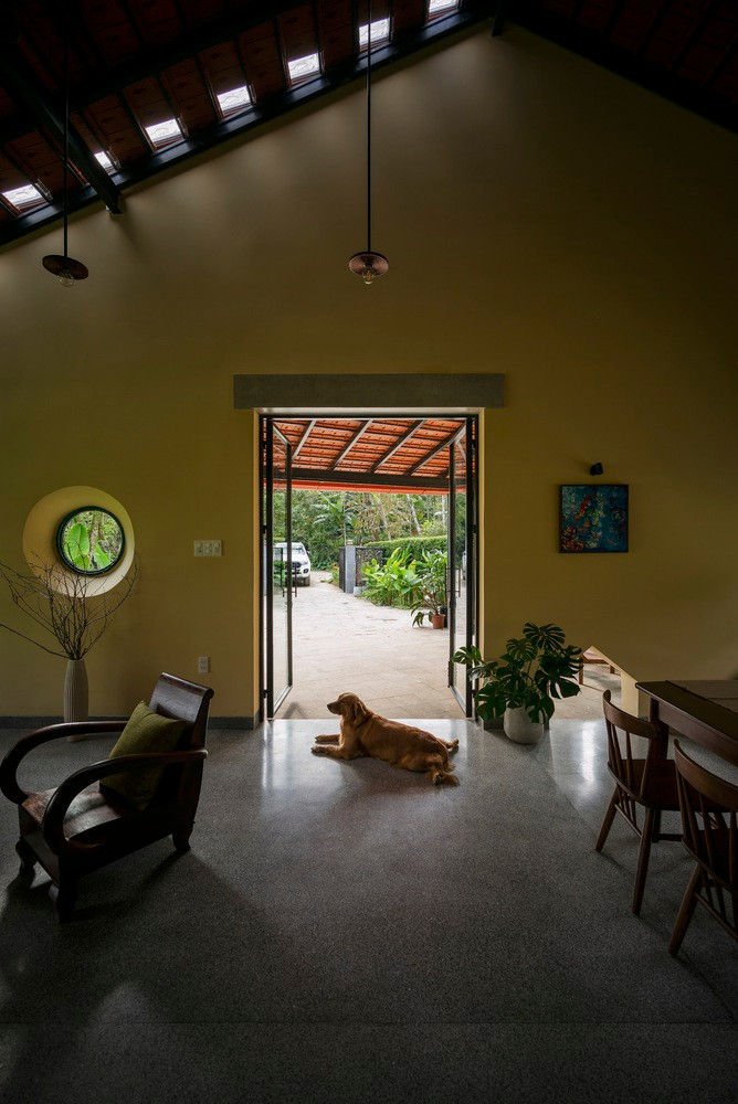 Sau khi hoàn thành, ngôi nhà tạo cho người nhìn cảm giác bên ngoài đơn giản, hoang sơ, bên trong nội thất tiện nghi bất ngờ.