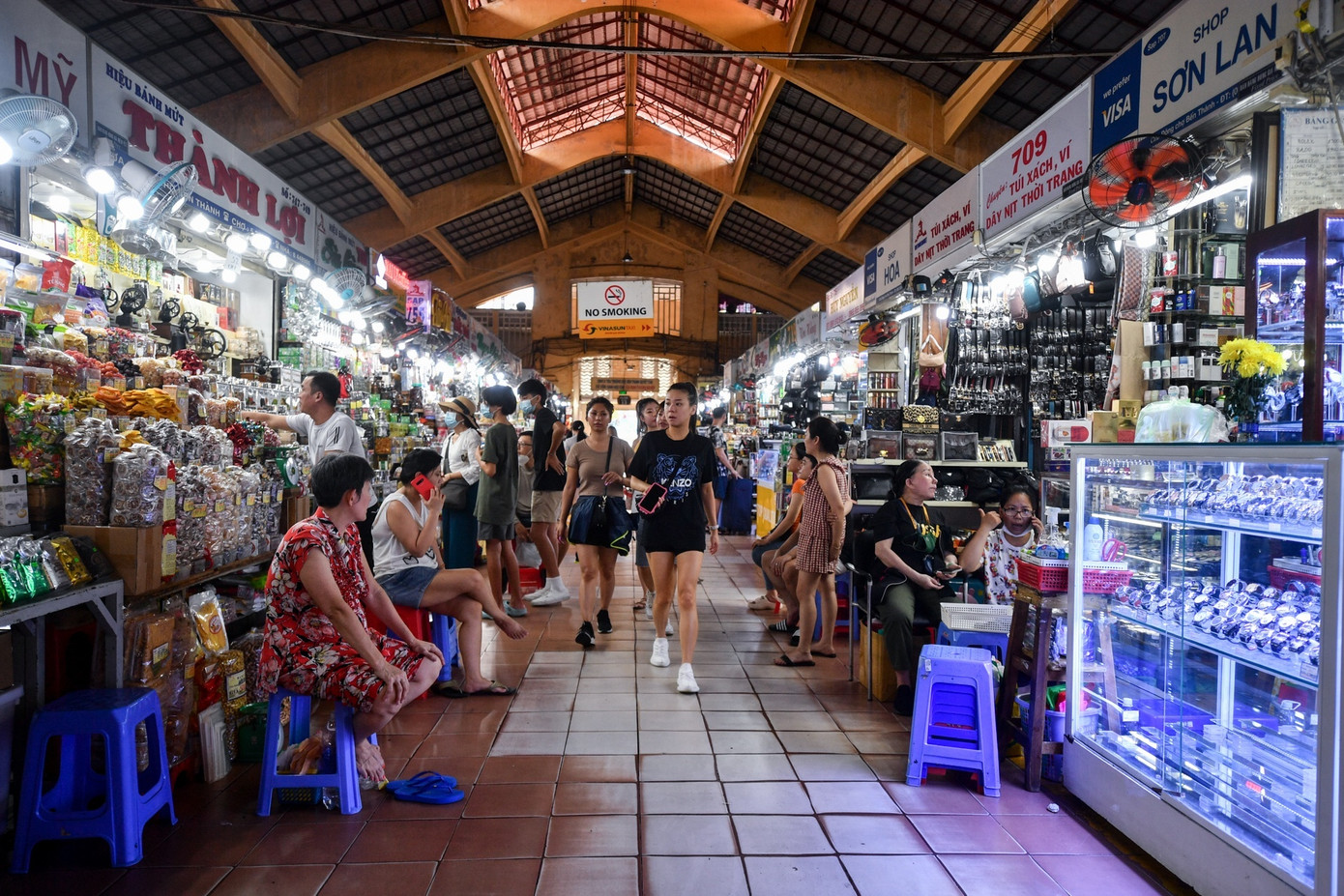 Du khách tham quan bên trong chợ Bến Thành. Ảnh: Duy Hiệu.