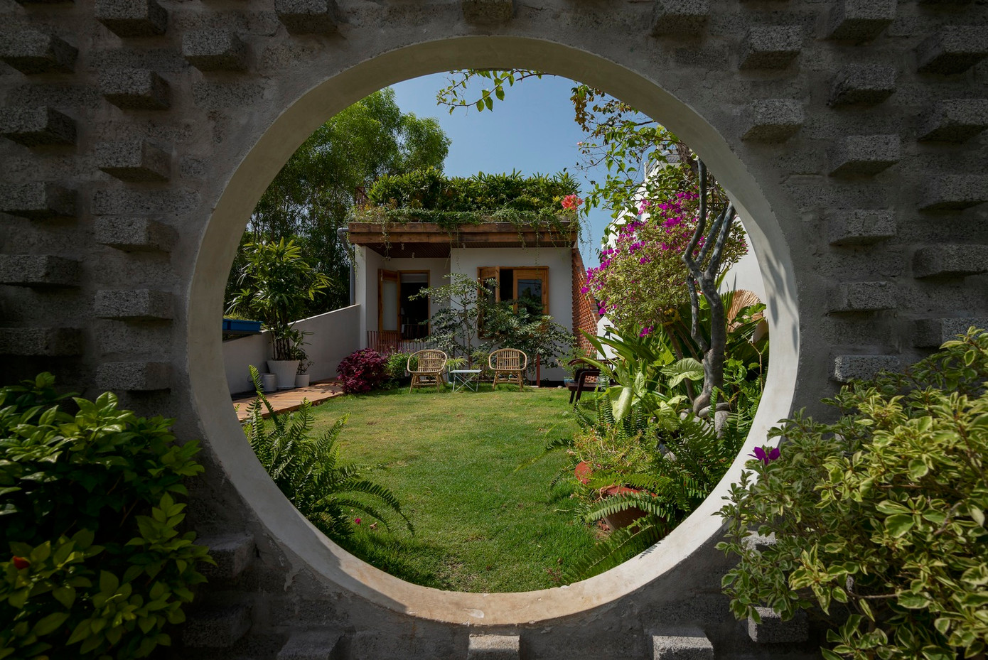 Đặc biệt, gia chủ thiết kế một chiếc cổng hình tròn giống như lỗ chui vào tổ của dế mèn để tạo nét độc đáo cho ngôi nhà.