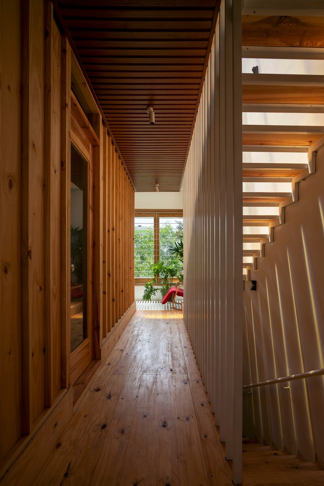 Toàn bộ hệ thống cửa trong nhà đều làm bằng kính để không gian luôn tràn ngập ánh sáng tự nhiên và thông thoáng.