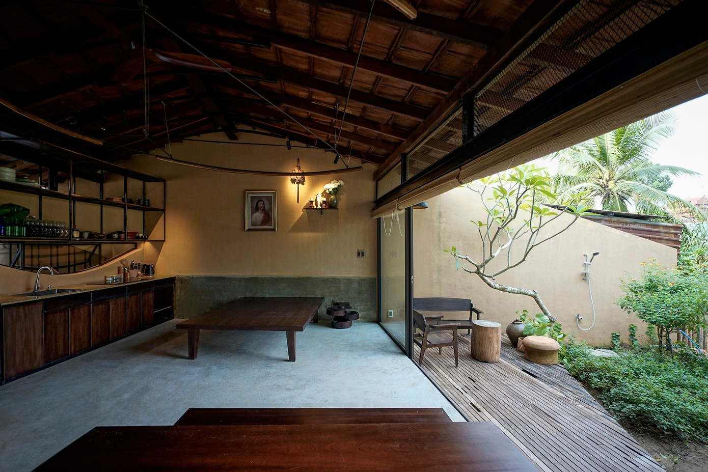 Các kiến trúc sư được yêu cầu thiết kế một ngôi nhà hầu như chỉ có một không gian để gia chủ sinh sống, làm việc và nghỉ ngơi. Các kiến trúc sư được yêu cầu thiết kế một ngôi nhà hầu như chỉ có một không gian để gia chủ sinh sống, làm việc và nghỉ ngơi.