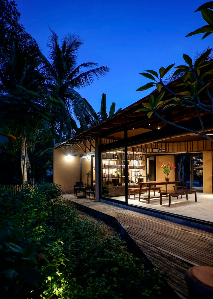 Không gian chung của ngôi nhà mở hoàn toàn ra hiên và vườn - nơi diễn ra hầu hết các hoạt động trong ngày của gia chủ. Không gian chung của ngôi nhà mở hoàn toàn ra hiên và vườn - nơi diễn ra hầu hết các hoạt động trong ngày của gia chủ.