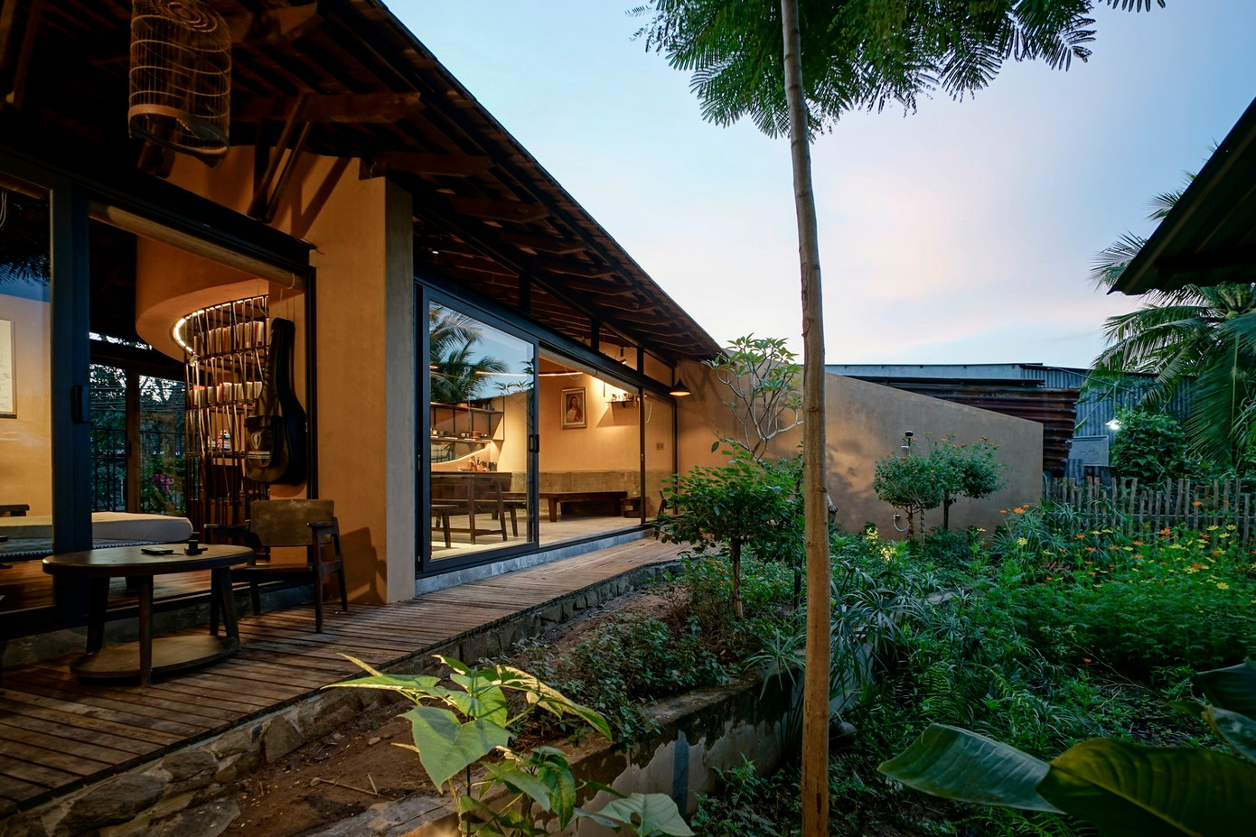 Ngoài việc đáp ứng những nhu cầu tối thiểu, ngôi nhà còn được thiết kế để đáp ứng nhu cầu tinh thần của chủ nhân – một nhà thơ độc thân sử dụng ngôi nhà vừa làm nơi ở, vừa làm việc. Ngoài việc đáp ứng những nhu cầu tối thiểu, ngôi nhà còn được thiết kế để đáp ứng nhu cầu tinh thần của chủ nhân – một nhà thơ độc thân sử dụng ngôi nhà vừa làm nơi ở, vừa làm việc.