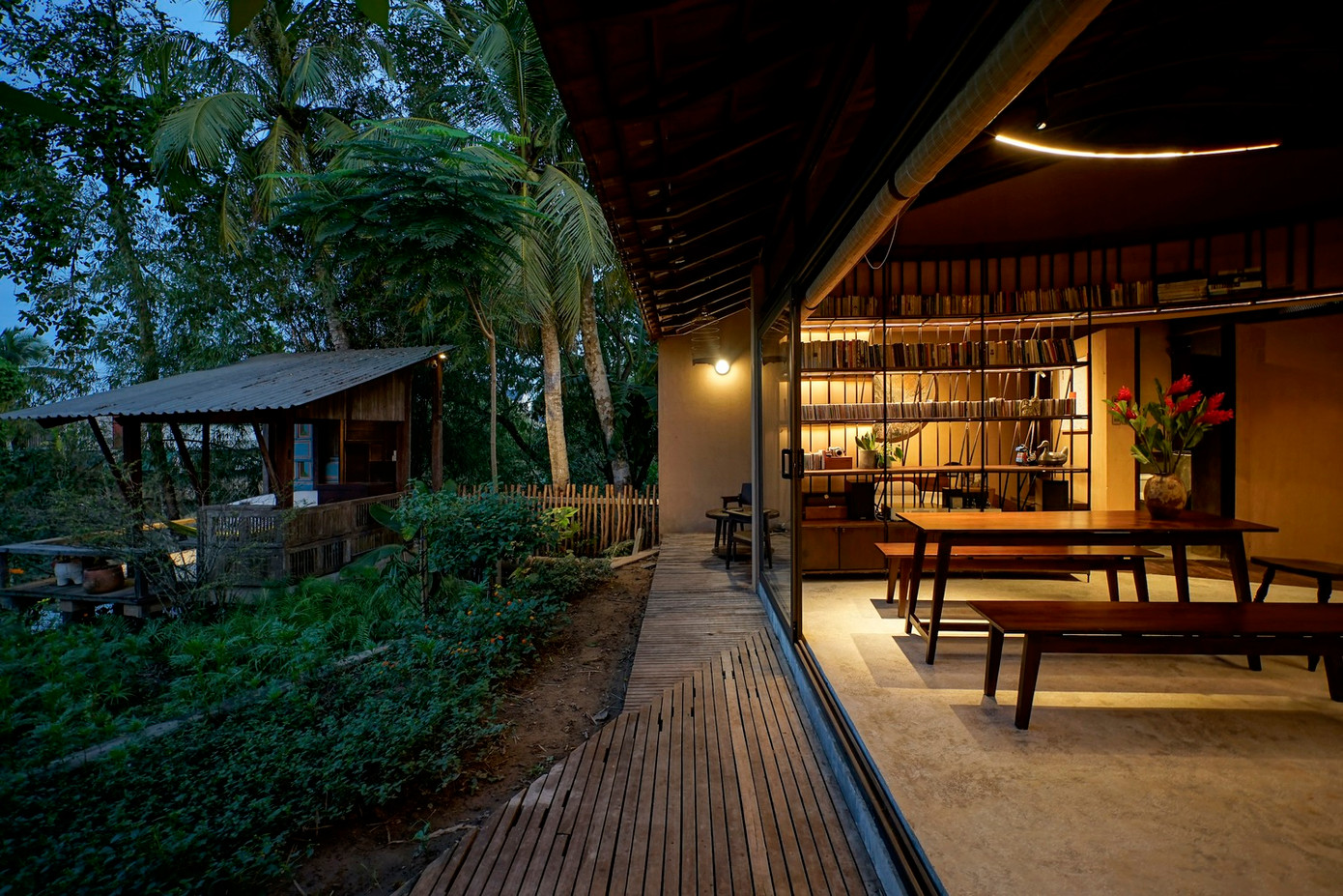 Phần lớn đồ đạc của ngôi nhà đều là đồ được tái sử dụng. Sau khi các phần gỗ chính của ngôi nhà được làm xong, phần gỗ thừa được dùng để lắp ráp một túp lều sàn bên bờ sông. Phần lớn đồ đạc của ngôi nhà đều là đồ được tái sử dụng. Sau khi các phần gỗ chính của ngôi nhà được làm xong, phần gỗ thừa được dùng để lắp ráp một túp lều sàn bên bờ sông.