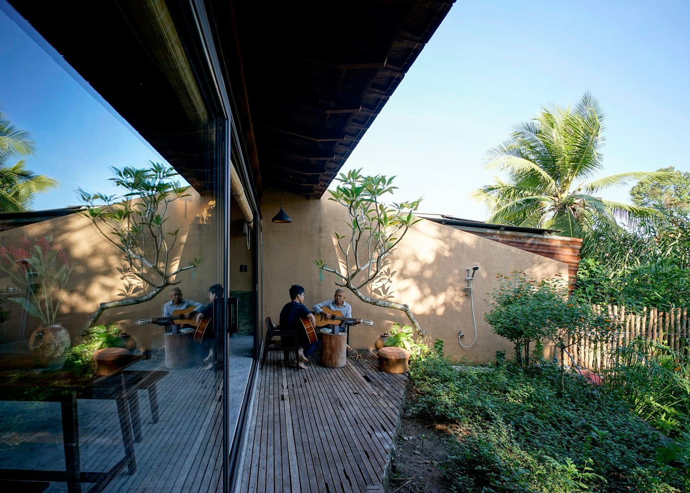 Ngoài việc đáp ứng những nhu cầu tối thiểu, ngôi nhà còn được thiết kế để đáp ứng nhu cầu tinh thần của chủ nhân – một nhà thơ độc thân sử dụng ngôi nhà vừa làm nơi ở, vừa làm việc. Ngoài việc đáp ứng những nhu cầu tối thiểu, ngôi nhà còn được thiết kế để đáp ứng nhu cầu tinh thần của chủ nhân – một nhà thơ độc thân sử dụng ngôi nhà vừa làm nơi ở, vừa làm việc.