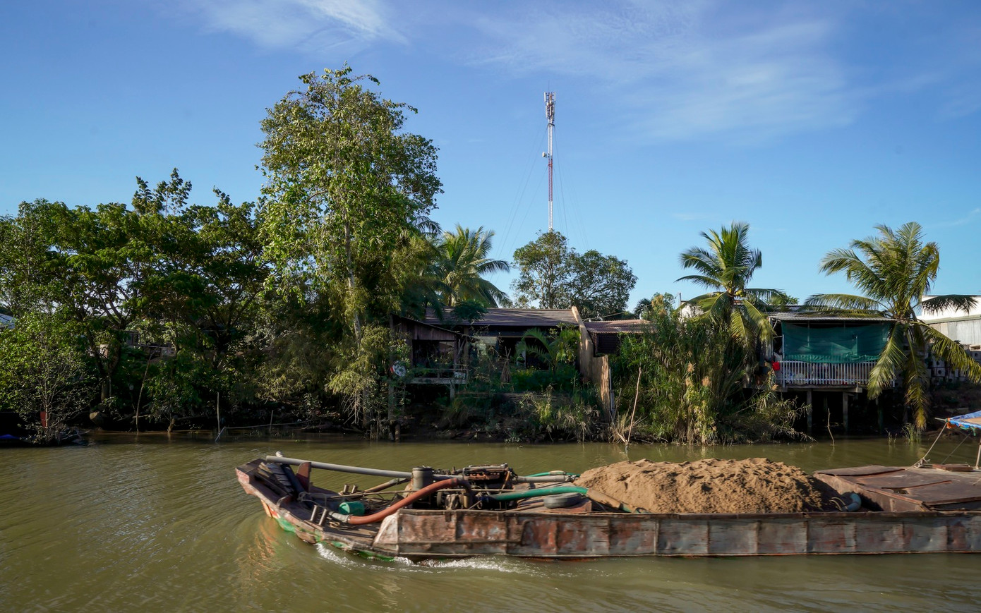 Sau một thời gian dài sống ở thành phố, gia chủ quyết định bán nhà rồi chuyển về quê sống gần gia đình. Từ đó, một ngôi nhà vườn giống như chiếc tổ chim được hình thành ở TP Cao Lãnh (Đồng Tháp). Sau một thời gian dài sống ở thành phố, gia chủ quyết định bán nhà rồi chuyển về quê sống gần gia đình. Từ đó, một ngôi nhà vườn giống như chiếc tổ chim được hình thành ở TP Cao Lãnh (Đồng Tháp).