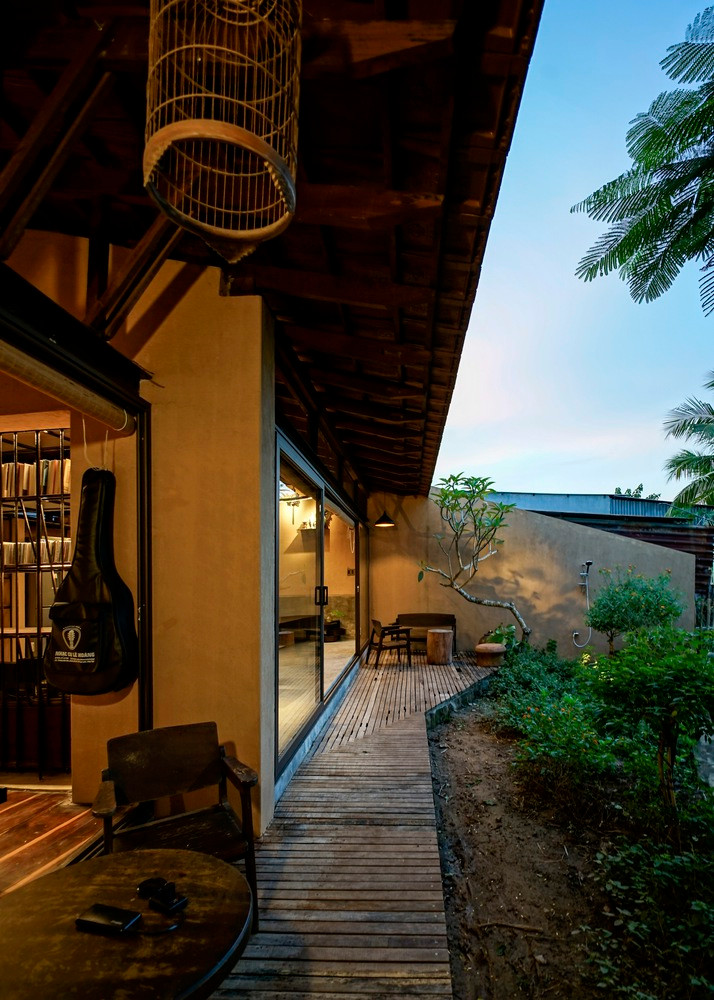 Không gian chung của ngôi nhà mở hoàn toàn ra hiên và vườn - nơi diễn ra hầu hết các hoạt động trong ngày của gia chủ. Không gian chung của ngôi nhà mở hoàn toàn ra hiên và vườn - nơi diễn ra hầu hết các hoạt động trong ngày của gia chủ.