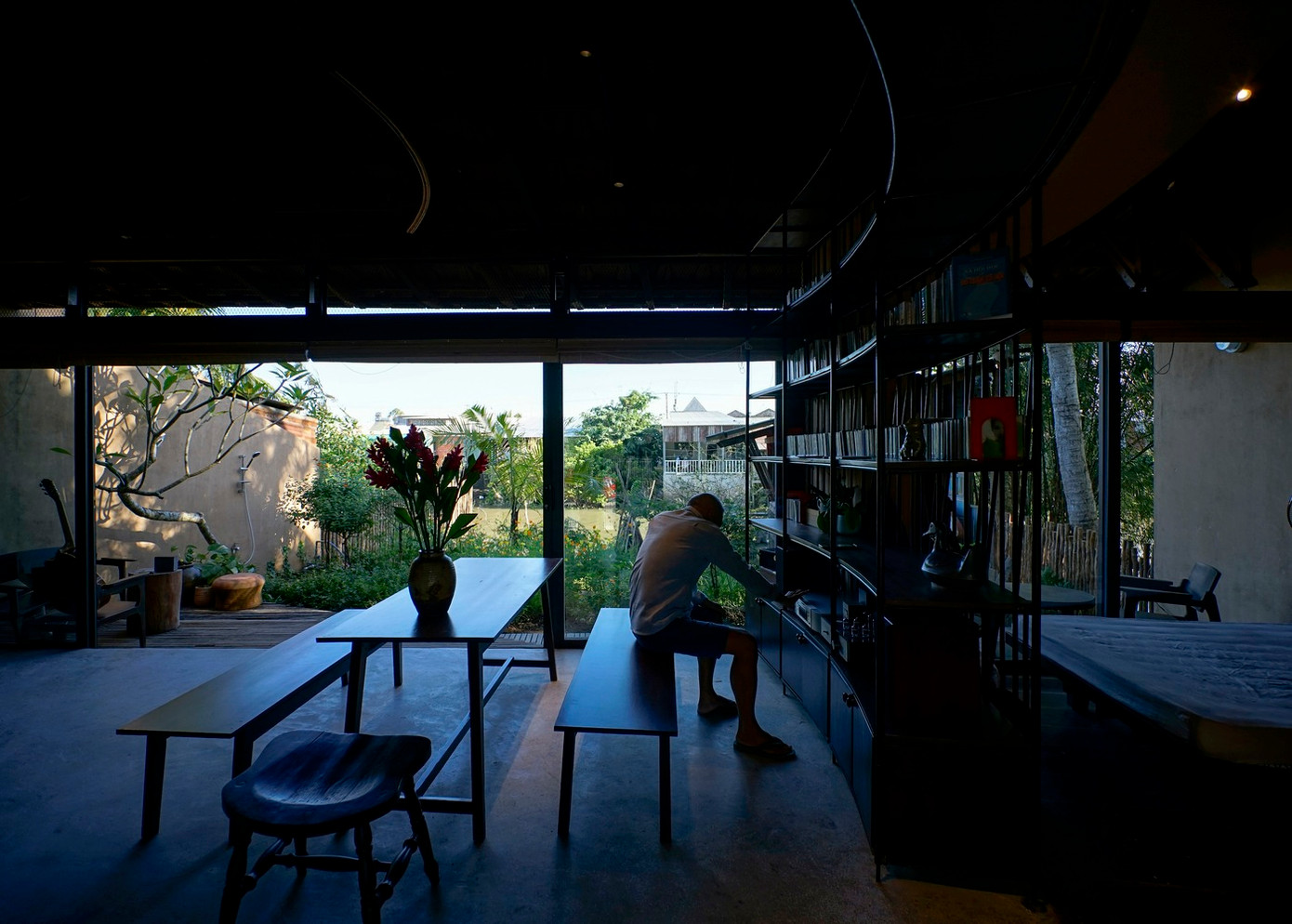 Các kiến trúc sư được yêu cầu thiết kế một ngôi nhà hầu như chỉ có một không gian để gia chủ sinh sống, làm việc và nghỉ ngơi. Các kiến trúc sư được yêu cầu thiết kế một ngôi nhà hầu như chỉ có một không gian để gia chủ sinh sống, làm việc và nghỉ ngơi.