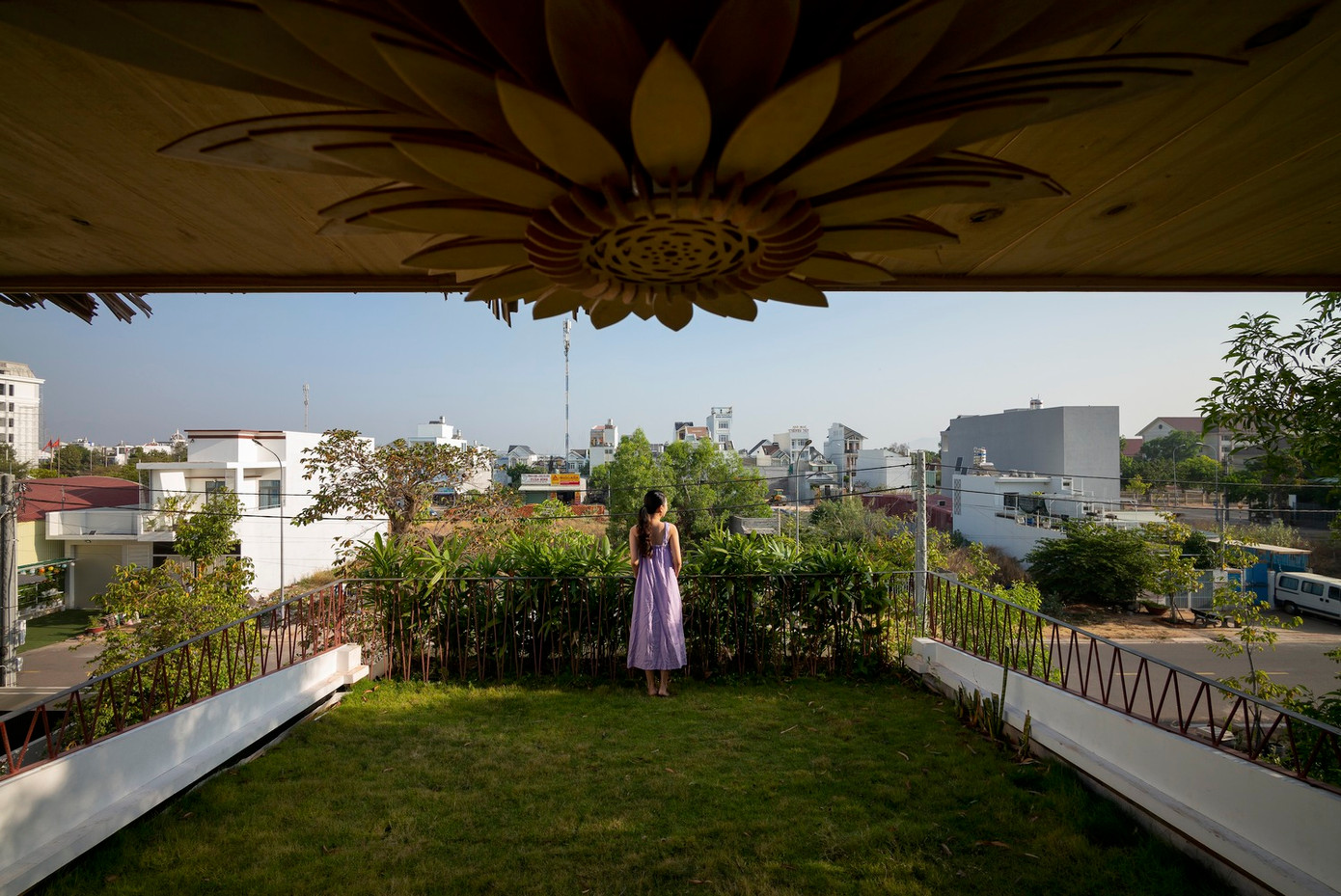 Ngôi nhà không cần phải làm bằng bê tông kiên cố vì những thứ cũ kỹ như gỗ từ những ngôi nhà cũ, gạch đá, gỗ pallet đã qua sử dụng,… vẫn có thể được tận dụng để tạo nên một ngôi nhà độc đáo.