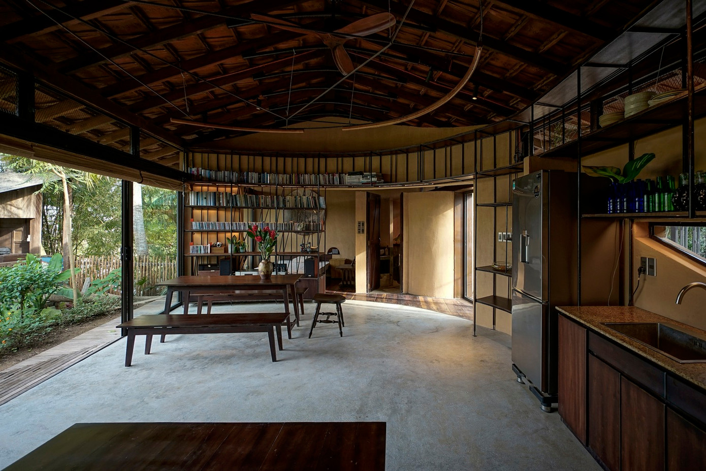 Sau khi hoàn thành, ngôi nhà tổ chim giữa vườn của nhà thơ khiến nhiều người không khỏi mê mẩn vì quá đẹp và tiện nghi dù xây dựng từ vật liệu tái chế. Sau khi hoàn thành, ngôi nhà tổ chim giữa vườn của nhà thơ khiến nhiều người không khỏi mê mẩn vì quá đẹp và tiện nghi dù xây dựng từ vật liệu tái chế.