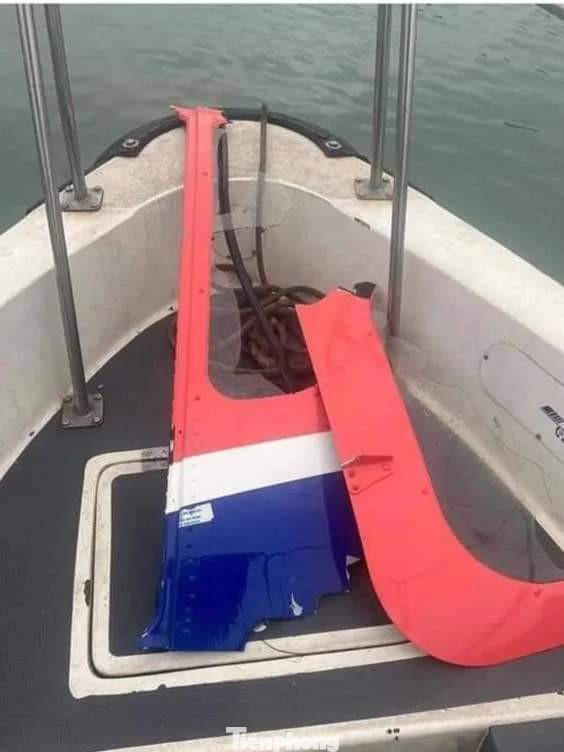 Theo thông tin của lực lượng cứu hộ cứu nạn, chiếc Bell 505 thực hiện bay du lịch ngắm cảnh vịnh Hạ Long và là chuyến bay ngắm cảnh thứ 4 trong ngày 5/4. Chiếc máy bay mất liên lạc với đài chỉ huy lúc 17h 06 phút 20 giây tại 20’51’55”N - 107’01’31”E, khu vực biển xã Gia Luận, huyện Cát Hải, TP Hải Phòng (Ảnh: Hoàng Dương). Theo thông tin của lực lượng cứu hộ cứu nạn, chiếc Bell 505 thực hiện bay du lịch ngắm cảnh vịnh Hạ Long và là chuyến bay ngắm cảnh thứ 4 trong ngày 5/4. Chiếc máy bay mất liên lạc với đài chỉ huy lúc 17h 06 phút 20 giây tại 20’51’55”N - 107’01’31”E, khu vực biển xã Gia Luận, huyện Cát Hải, TP Hải Phòng (Ảnh: Hoàng Dương).