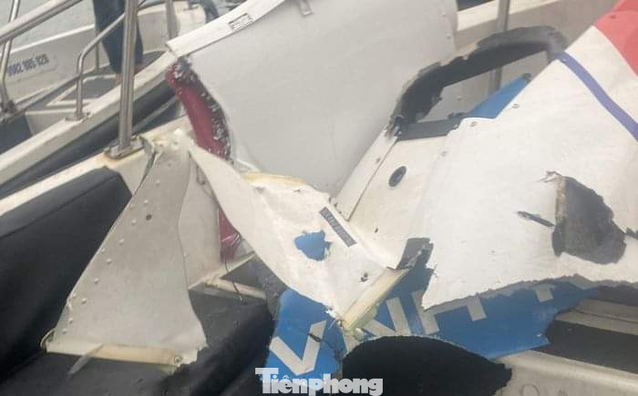 Theo thông tin của lực lượng cứu hộ cứu nạn, chiếc Bell 505 thực hiện bay du lịch ngắm cảnh vịnh Hạ Long và là chuyến bay ngắm cảnh thứ 4 trong ngày 5/4. Chiếc máy bay mất liên lạc với đài chỉ huy lúc 17h 06 phút 20 giây tại 20’51’55”N - 107’01’31”E, khu vực biển xã Gia Luận, huyện Cát Hải, TP Hải Phòng (Ảnh: Hoàng Dương). Theo thông tin của lực lượng cứu hộ cứu nạn, chiếc Bell 505 thực hiện bay du lịch ngắm cảnh vịnh Hạ Long và là chuyến bay ngắm cảnh thứ 4 trong ngày 5/4. Chiếc máy bay mất liên lạc với đài chỉ huy lúc 17h 06 phút 20 giây tại 20’51’55”N - 107’01’31”E, khu vực biển xã Gia Luận, huyện Cát Hải, TP Hải Phòng (Ảnh: Hoàng Dương).