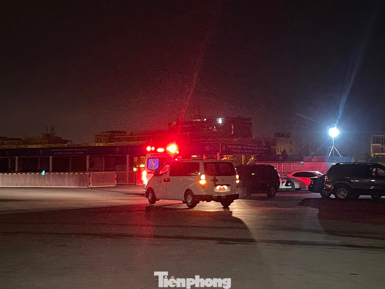 Ngay trong đêm, thi thể của 2 nạn nhân được xe cứu thương chở tới Bệnh viện Bãi Cháy, TP Hạ Long (Ảnh: Hoàng Dương). Ngay trong đêm, thi thể của 2 nạn nhân được xe cứu thương chở tới Bệnh viện Bãi Cháy, TP Hạ Long (Ảnh: Hoàng Dương).