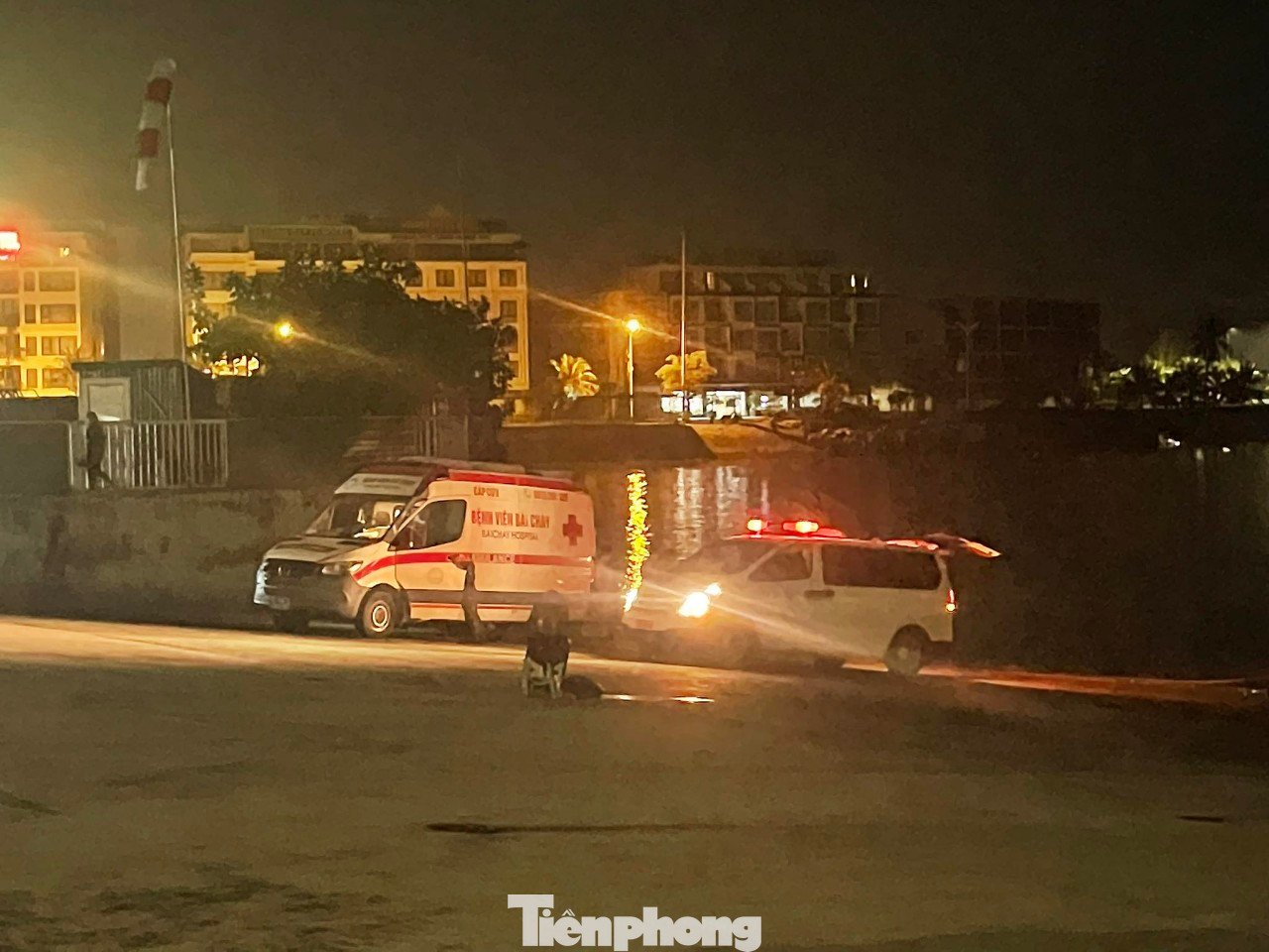Ngay trong đêm, thi thể của 2 nạn nhân được xe cứu thương chở tới Bệnh viện Bãi Cháy, TP Hạ Long (Ảnh: Hoàng Dương). Ngay trong đêm, thi thể của 2 nạn nhân được xe cứu thương chở tới Bệnh viện Bãi Cháy, TP Hạ Long (Ảnh: Hoàng Dương).