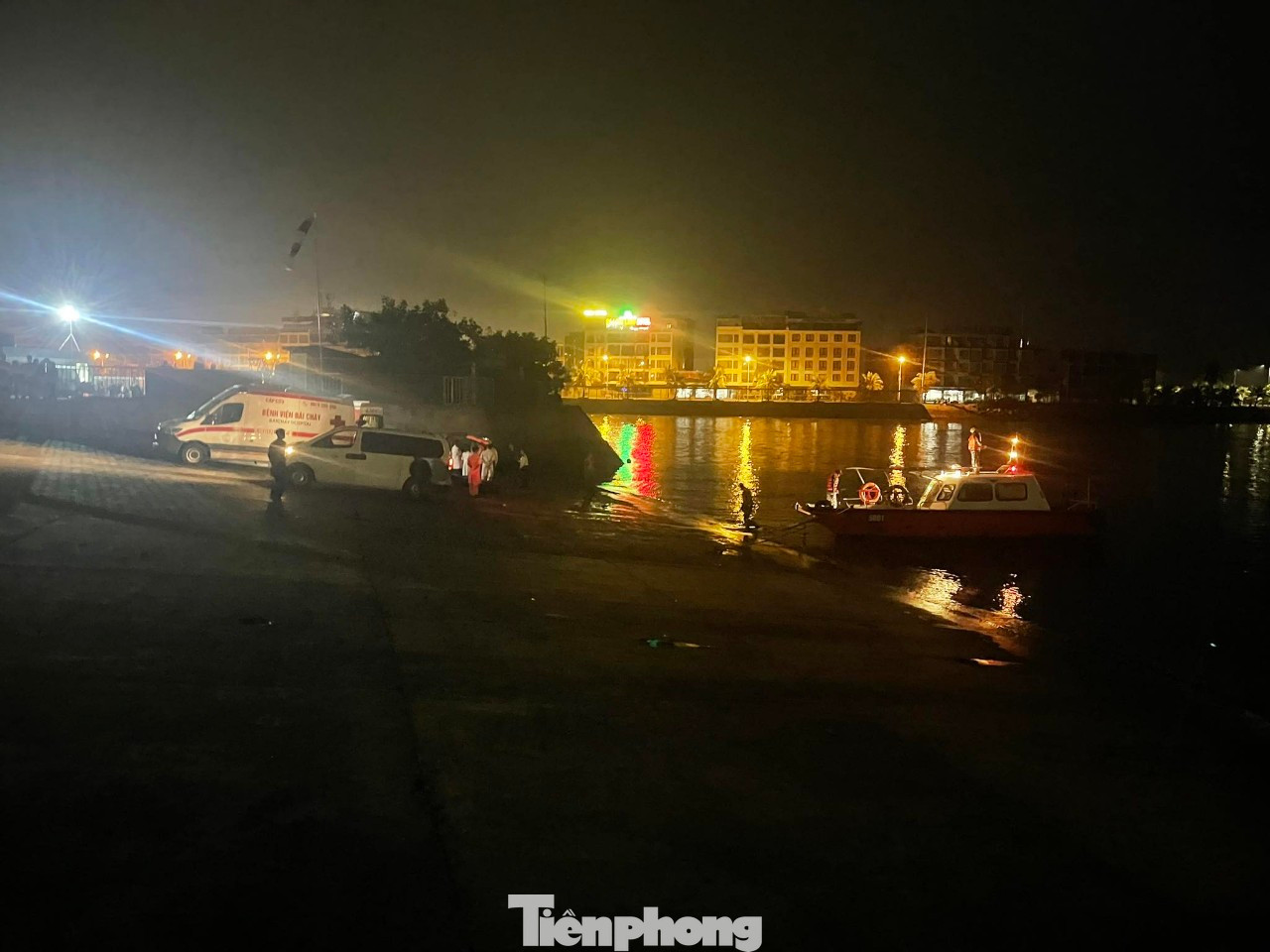 Cập nhật lúc 00:01 ngày 5/5, lực lượng chức năng vẫn đang nỗ lực tìm kiếm cứu nạn 3 người mất tích (Ảnh: Hoàng Dương). Cập nhật lúc 00:01 ngày 5/5, lực lượng chức năng vẫn đang nỗ lực tìm kiếm cứu nạn 3 người mất tích (Ảnh: Hoàng Dương).