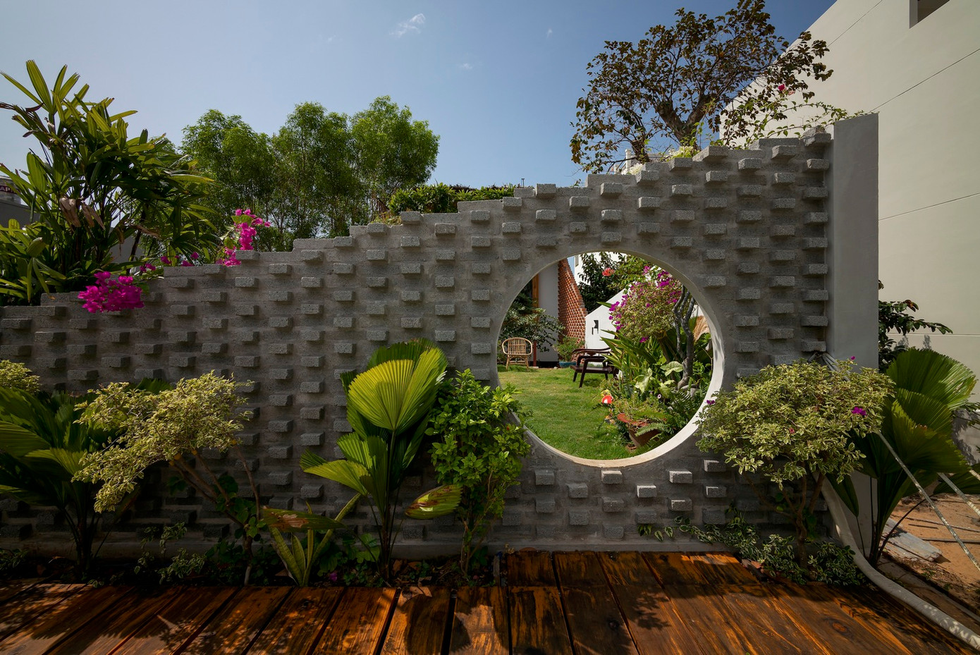 Vật liệu xây dựng ngôi nhà chủ yếu là vật liệu tái chế như gỗ, thép và gạch cũ.