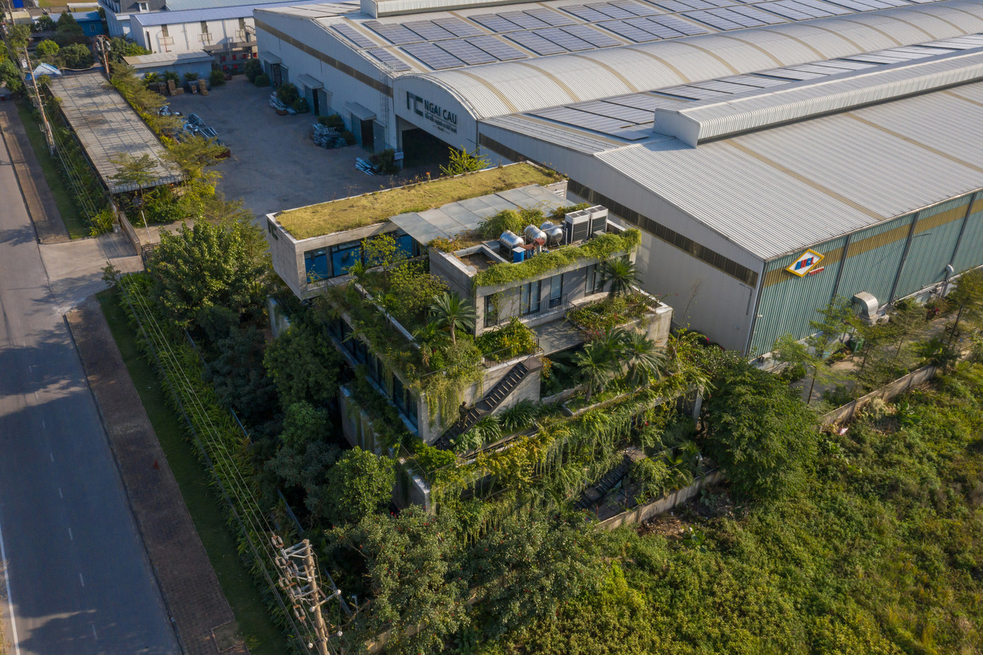 “Thay vì tạo ra một văn phòng khô khan đơn thuần, chúng tôi biến nó thành một không gian văn phòng trị liệu, giúp các nhân viên thỏa sức sáng tạo và hăng say làm việc”, KTS Đặng Minh Trọng nói. “Thay vì tạo ra một văn phòng khô khan đơn thuần, chúng tôi biến nó thành một không gian văn phòng trị liệu, giúp các nhân viên thỏa sức sáng tạo và hăng say làm việc”, KTS Đặng Minh Trọng nói.