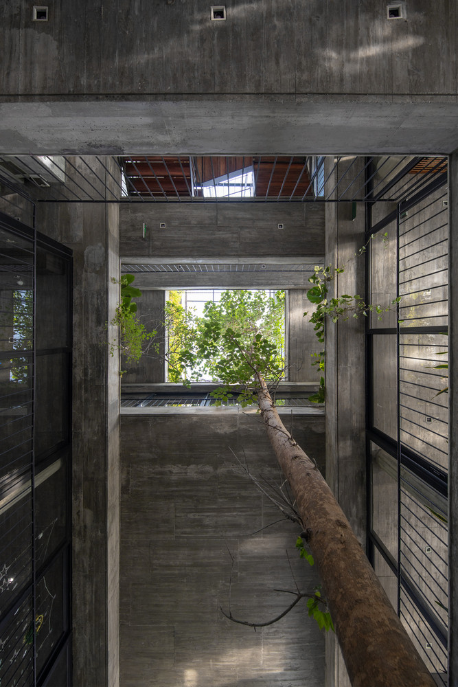 “Thay vì tạo ra một văn phòng khô khan đơn thuần, chúng tôi biến nó thành một không gian văn phòng trị liệu, giúp các nhân viên thỏa sức sáng tạo và hăng say làm việc”, KTS Đặng Minh Trọng nói. “Thay vì tạo ra một văn phòng khô khan đơn thuần, chúng tôi biến nó thành một không gian văn phòng trị liệu, giúp các nhân viên thỏa sức sáng tạo và hăng say làm việc”, KTS Đặng Minh Trọng nói.