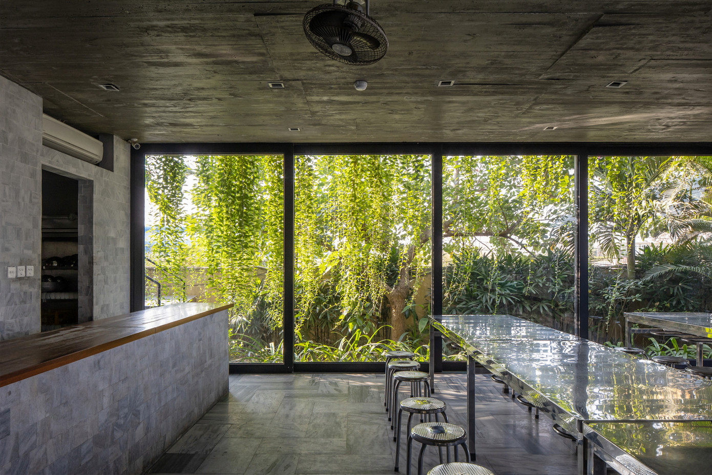 “Thay vì tạo ra một văn phòng khô khan đơn thuần, chúng tôi biến nó thành một không gian văn phòng trị liệu, giúp các nhân viên thỏa sức sáng tạo và hăng say làm việc”, KTS Đặng Minh Trọng nói. “Thay vì tạo ra một văn phòng khô khan đơn thuần, chúng tôi biến nó thành một không gian văn phòng trị liệu, giúp các nhân viên thỏa sức sáng tạo và hăng say làm việc”, KTS Đặng Minh Trọng nói.