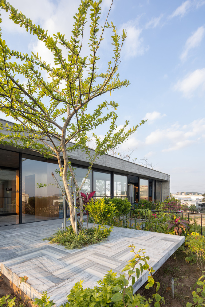 “Thay vì tạo ra một văn phòng khô khan đơn thuần, chúng tôi biến nó thành một không gian văn phòng trị liệu, giúp các nhân viên thỏa sức sáng tạo và hăng say làm việc”, KTS Đặng Minh Trọng nói. “Thay vì tạo ra một văn phòng khô khan đơn thuần, chúng tôi biến nó thành một không gian văn phòng trị liệu, giúp các nhân viên thỏa sức sáng tạo và hăng say làm việc”, KTS Đặng Minh Trọng nói.