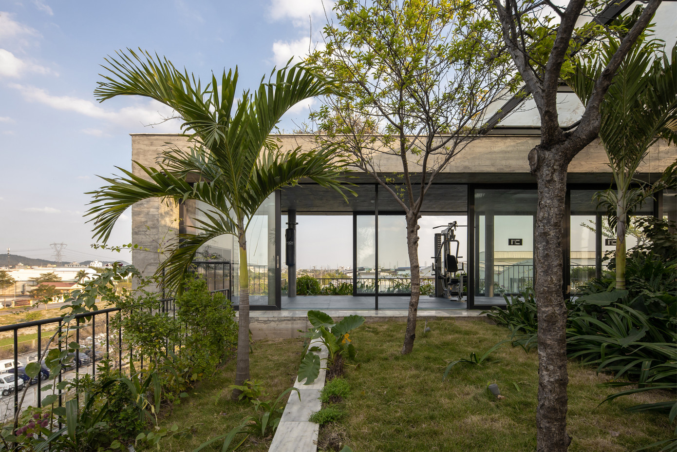 Với lối kiến trúc này, nếu nhân viên làm việc căng thẳng và mệt mỏi, họ hoàn toàn có thể bước ra ngoài đi dạo, ngồi thiền ở tầng trên cùng hoặc ngồi thiền ở các khu vực trên vườn. Với lối kiến trúc này, nếu nhân viên làm việc căng thẳng và mệt mỏi, họ hoàn toàn có thể bước ra ngoài đi dạo, ngồi thiền ở tầng trên cùng hoặc ngồi thiền ở các khu vực trên vườn.