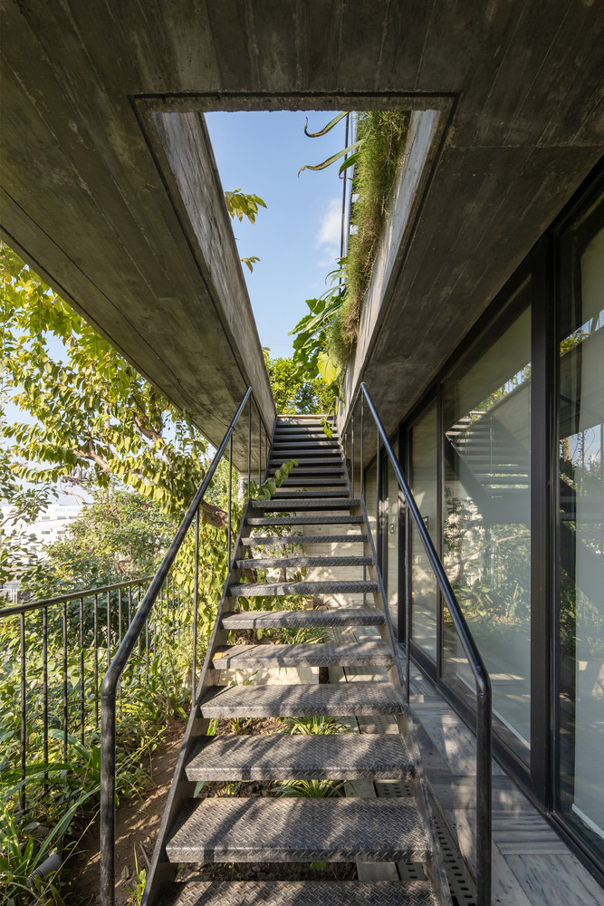 Để tăng cường độ hút gió cho các không gian, KTS đề xuất tạo ra các lỗ ngang và dọc cho tất cả các tầng sử dụng. Mặt khác, phải giảm thiểu sự xâm lấn trực tiếp của tia UV vào bề mặt kính, do đó sẽ đề xuất tạo ra các màng mỏng của cây rủ và cây đứng để giảm phần lớn ánh sáng trực tiếp này. Để tăng cường độ hút gió cho các không gian, KTS đề xuất tạo ra các lỗ ngang và dọc cho tất cả các tầng sử dụng. Mặt khác, phải giảm thiểu sự xâm lấn trực tiếp của tia UV vào bề mặt kính, do đó sẽ đề xuất tạo ra các màng mỏng của cây rủ và cây đứng để giảm phần lớn ánh sáng trực tiếp này.