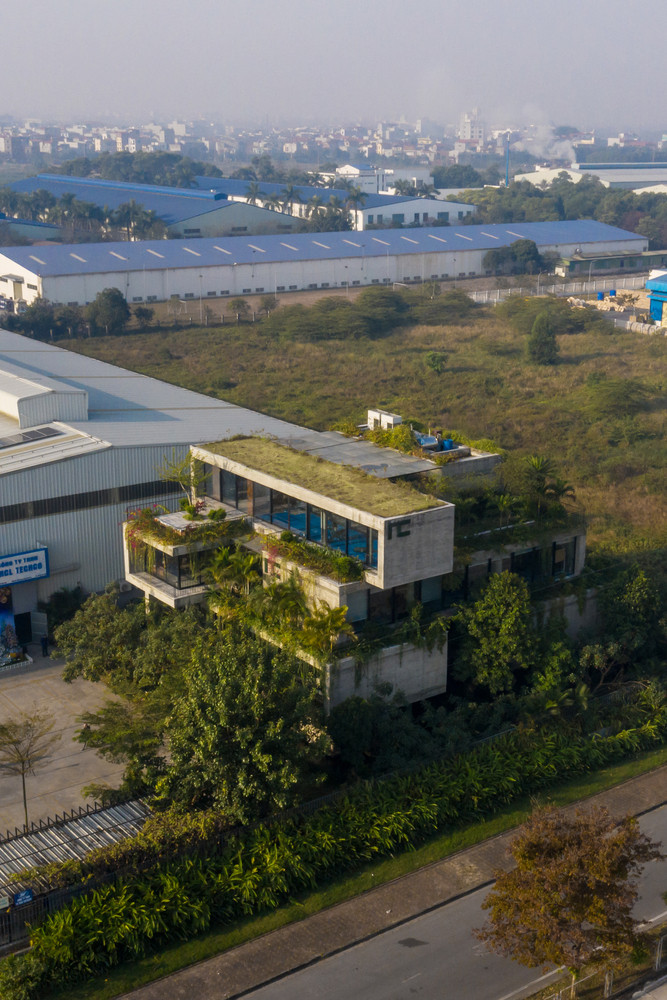 Do công trình nằm trong khu công nghiệp của tỉnh Bắc Ninh, với chức năng là văn phòng điều hành của nhà máy rộng 5ha, chất lượng không khí có nguy cơ ảnh hưởng trực tiếp đến sức khỏe của người lao động. Mặt khác, nhà xưởng có nhiều bề mặt bê tông tỏa nhiệt, nên nhóm kiến trúc sư (KTS) của ARO Studio đã đề xuất hướng tòa nhà về hướng Đông Nam, hướng có điều kiện đón gió tốt nhất cho địa phương. Do công trình nằm trong khu công nghiệp của tỉnh Bắc Ninh, với chức năng là văn phòng điều hành của nhà máy rộng 5ha, chất lượng không khí có nguy cơ ảnh hưởng trực tiếp đến sức khỏe của người lao động. Mặt khác, nhà xưởng có nhiều bề mặt bê tông tỏa nhiệt, nên nhóm kiến trúc sư (KTS) của ARO Studio đã đề xuất hướng tòa nhà về hướng Đông Nam, hướng có điều kiện đón gió tốt nhất cho địa phương.