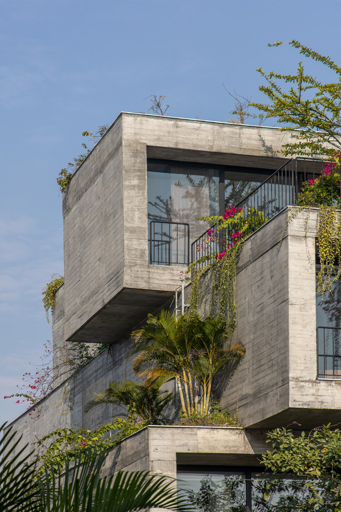 Do công trình nằm trong khu công nghiệp của tỉnh Bắc Ninh, với chức năng là văn phòng điều hành của nhà máy rộng 5ha, chất lượng không khí có nguy cơ ảnh hưởng trực tiếp đến sức khỏe của người lao động. Mặt khác, nhà xưởng có nhiều bề mặt bê tông tỏa nhiệt, nên nhóm kiến trúc sư (KTS) của ARO Studio đã đề xuất hướng tòa nhà về hướng Đông Nam, hướng có điều kiện đón gió tốt nhất cho địa phương. Do công trình nằm trong khu công nghiệp của tỉnh Bắc Ninh, với chức năng là văn phòng điều hành của nhà máy rộng 5ha, chất lượng không khí có nguy cơ ảnh hưởng trực tiếp đến sức khỏe của người lao động. Mặt khác, nhà xưởng có nhiều bề mặt bê tông tỏa nhiệt, nên nhóm kiến trúc sư (KTS) của ARO Studio đã đề xuất hướng tòa nhà về hướng Đông Nam, hướng có điều kiện đón gió tốt nhất cho địa phương.