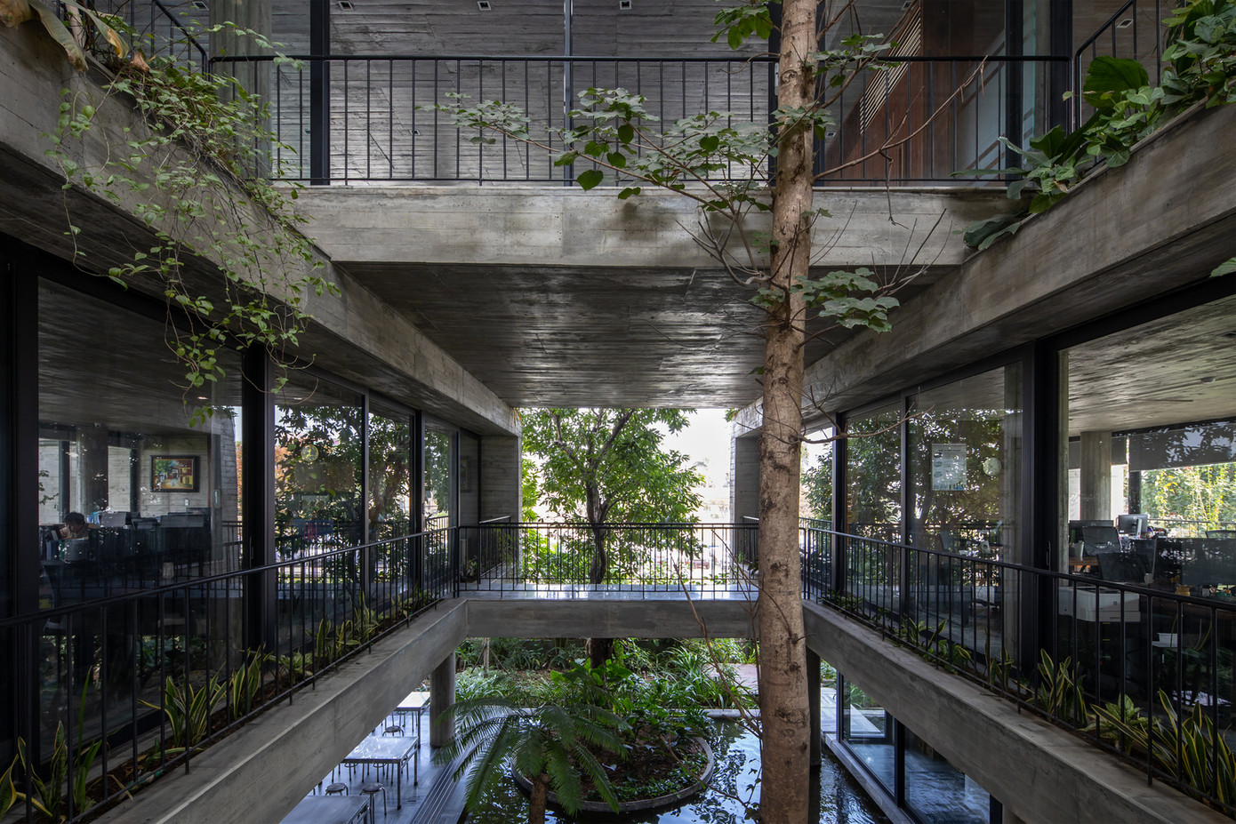 Chia sẻ với Tiền Phong, KTS Đặng Minh Trọng của ARO Studio cho biết: “Con người là bản thể trong hệ sinh thái tự nhiên. Do đó, nếu tiếp xúc với thiên nhiên nhiều sẽ giúp họ tái tạo năng lượng. Tuy nhiên, trong các văn phòng hiện đại, không gian làm việc của nhân viên thường được tối ưu hóa hết mức có thể và mỗi ngày họ phải dành 8 tiếng đồng hồ cách biệt với những gì tinh túy nhất của thiên nhiên, điều này thật khiến nhiều người gặp phải áp lực dẫn đến stress, tâm lý tiêu cực. Do đó, thay vì những bức tường thô cứng, văn phòng làm việc này đã trở thành một khu vườn, nhân viên có thể vừa làm việc vừa tận hưởng tiếng chim hót, hay kể cả tiếng côn trùng kê rả rích”. Chia sẻ với Tiền Phong, KTS Đặng Minh Trọng của ARO Studio cho biết: “Con người là bản thể trong hệ sinh thái tự nhiên. Do đó, nếu tiếp xúc với thiên nhiên nhiều sẽ giúp họ tái tạo năng lượng. Tuy nhiên, trong các văn phòng hiện đại, không gian làm việc của nhân viên thường được tối ưu hóa hết mức có thể và mỗi ngày họ phải dành 8 tiếng đồng hồ cách biệt với những gì tinh túy nhất của thiên nhiên, điều này thật khiến nhiều người gặp phải áp lực dẫn đến stress, tâm lý tiêu cực. Do đó, thay vì những bức tường thô cứng, văn phòng làm việc này đã trở thành một khu vườn, nhân viên có thể vừa làm việc vừa tận hưởng tiếng chim hót, hay kể cả tiếng côn trùng kê rả rích”.