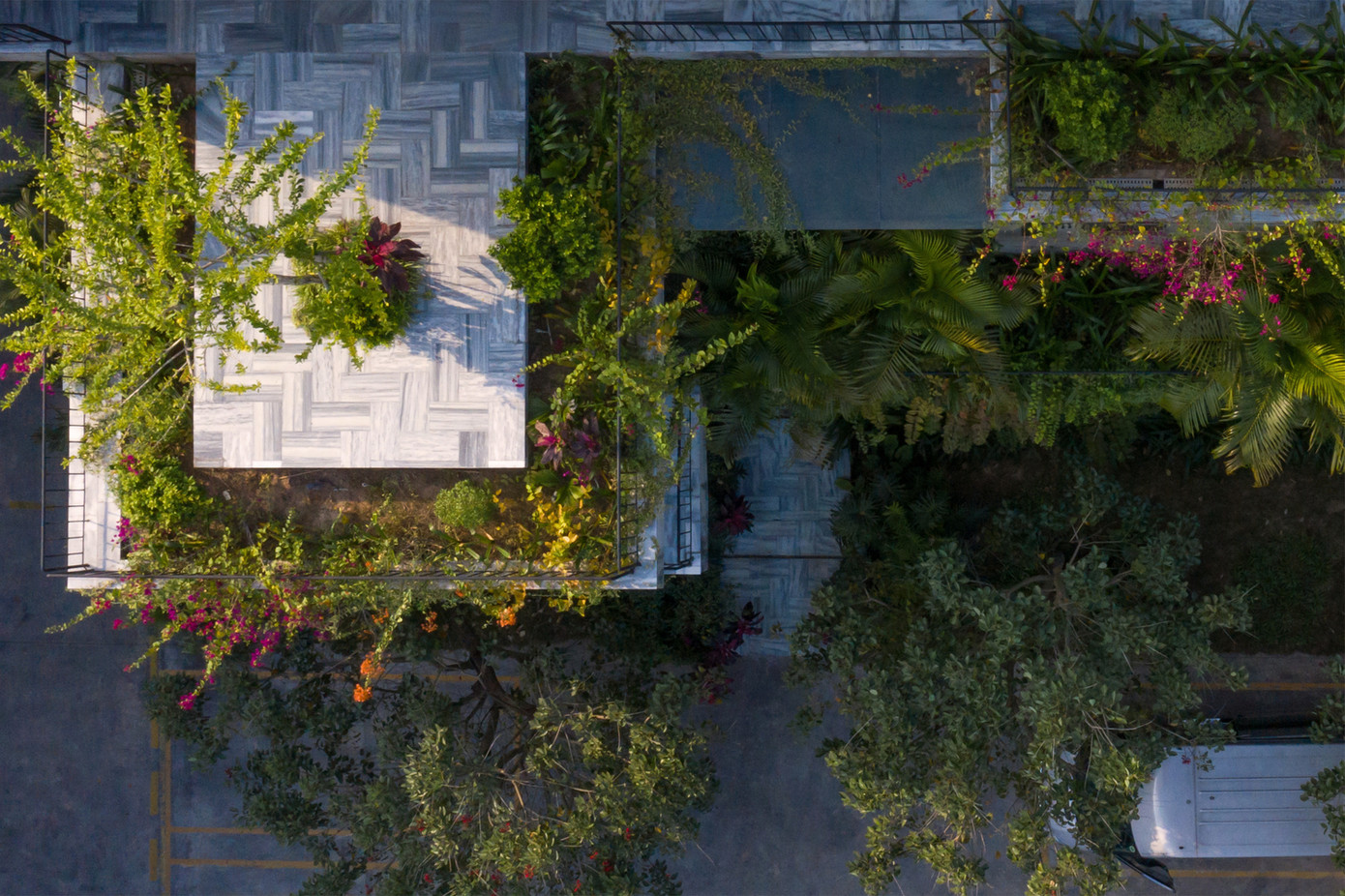 Không gian nhà ăn có thể mở 3 hướng ra sân vườn và hồ cá koi, điều này tạo cảm giác thư thái nhất cho các nhân viên sau mỗi giờ làm việc. Không gian nhà ăn có thể mở 3 hướng ra sân vườn và hồ cá koi, điều này tạo cảm giác thư thái nhất cho các nhân viên sau mỗi giờ làm việc.