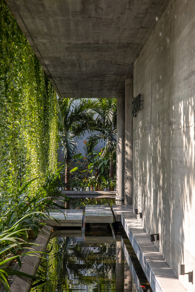 Đặc điểm mặt nước và khoảng trống thông tầng của tầng 1 tạo điều kiện cho luồng gió mang nhiều hơi nước làm mát toàn bộ bề mặt các tầng phía trên thông qua các ô thông tầng. Đặc điểm mặt nước và khoảng trống thông tầng của tầng 1 tạo điều kiện cho luồng gió mang nhiều hơi nước làm mát toàn bộ bề mặt các tầng phía trên thông qua các ô thông tầng.