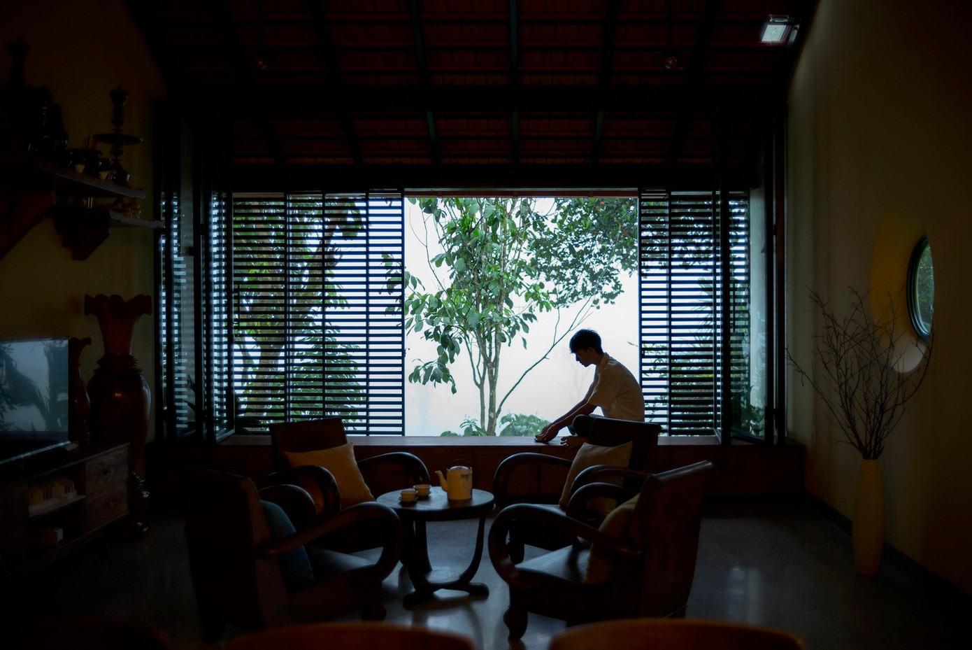 Không gian tạo cảm giác lắng đọng cho tâm hồn con người với cảnh núi non mờ sương trong những ngày se lạnh hay phảng phất mùi lúa chín khi đến mùa thu hoạch.