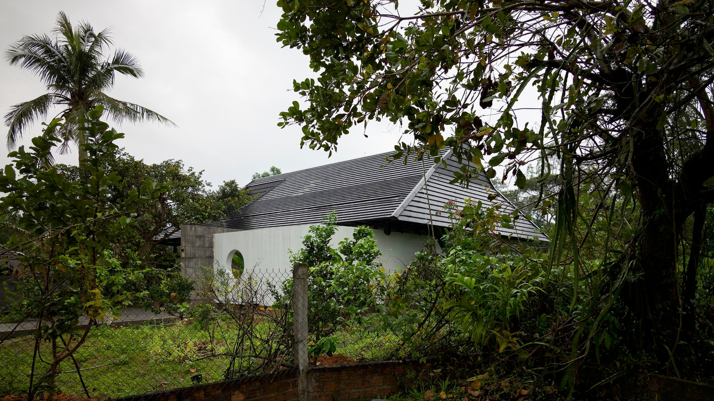 Ngôi nhà sử dụng mái lớn và dày để tạo không gian cách nhiệt trong khi mái hiên có độ mở lớn giúp điều tiết bóng râm và độ mát cho công trình ở mức vừa phải, hạn chế sự khắc nghiệt của khí hậu miền Trung. Do đó, mái nhà có chức năng tương tự một chiếc điều hòa hai chiều. Ngôi nhà sử dụng mái lớn và dày để tạo không gian cách nhiệt trong khi mái hiên có độ mở lớn giúp điều tiết bóng râm và độ mát cho công trình ở mức vừa phải, hạn chế sự khắc nghiệt của khí hậu miền Trung. Do đó, mái nhà có chức năng tương tự một chiếc điều hòa hai chiều.