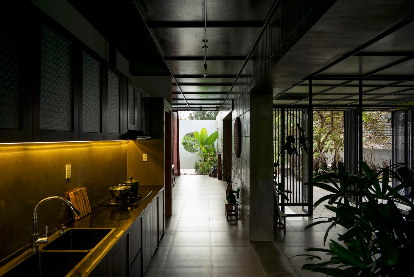 Hệ thống trần phẳng có chiều cao thấp, trải dài theo khối mái tạo nên một áp lực vô hình để mắt nhìn luôn có tiêu điểm theo phương ngang. Hệ thống trần phẳng có chiều cao thấp, trải dài theo khối mái tạo nên một áp lực vô hình để mắt nhìn luôn có tiêu điểm theo phương ngang.