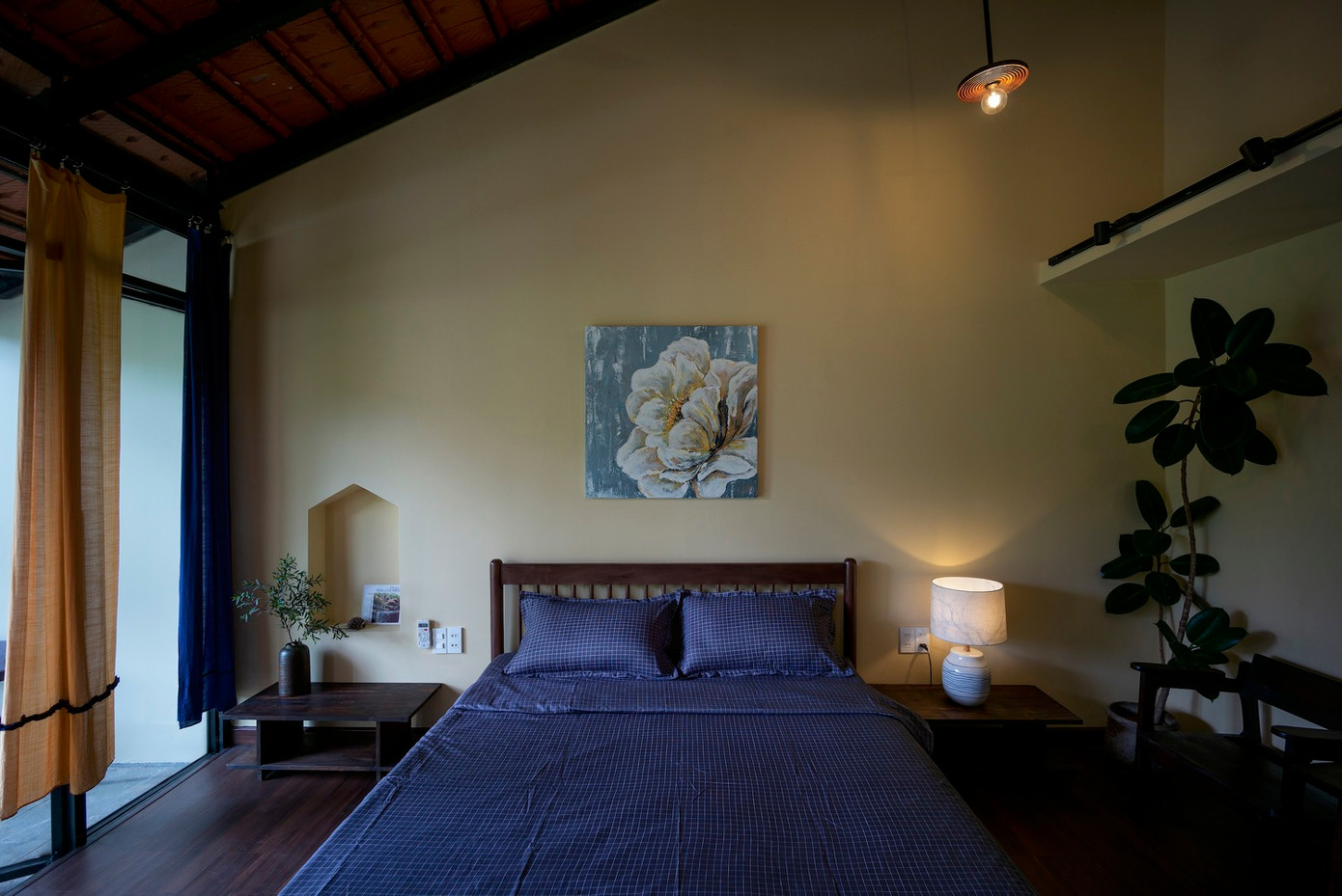 Các không gian chính tiếp cận trực tiếp với không gian ngoài trời thông qua các ô cửa và cửa sổ lớn, mang đến cảnh quan xanh tràn đầy sức sống và đón ánh sáng tự nhiên, cùng với khung cảnh nhìn ra cánh đồng lúa xanh và rừng cây tươi tốt.