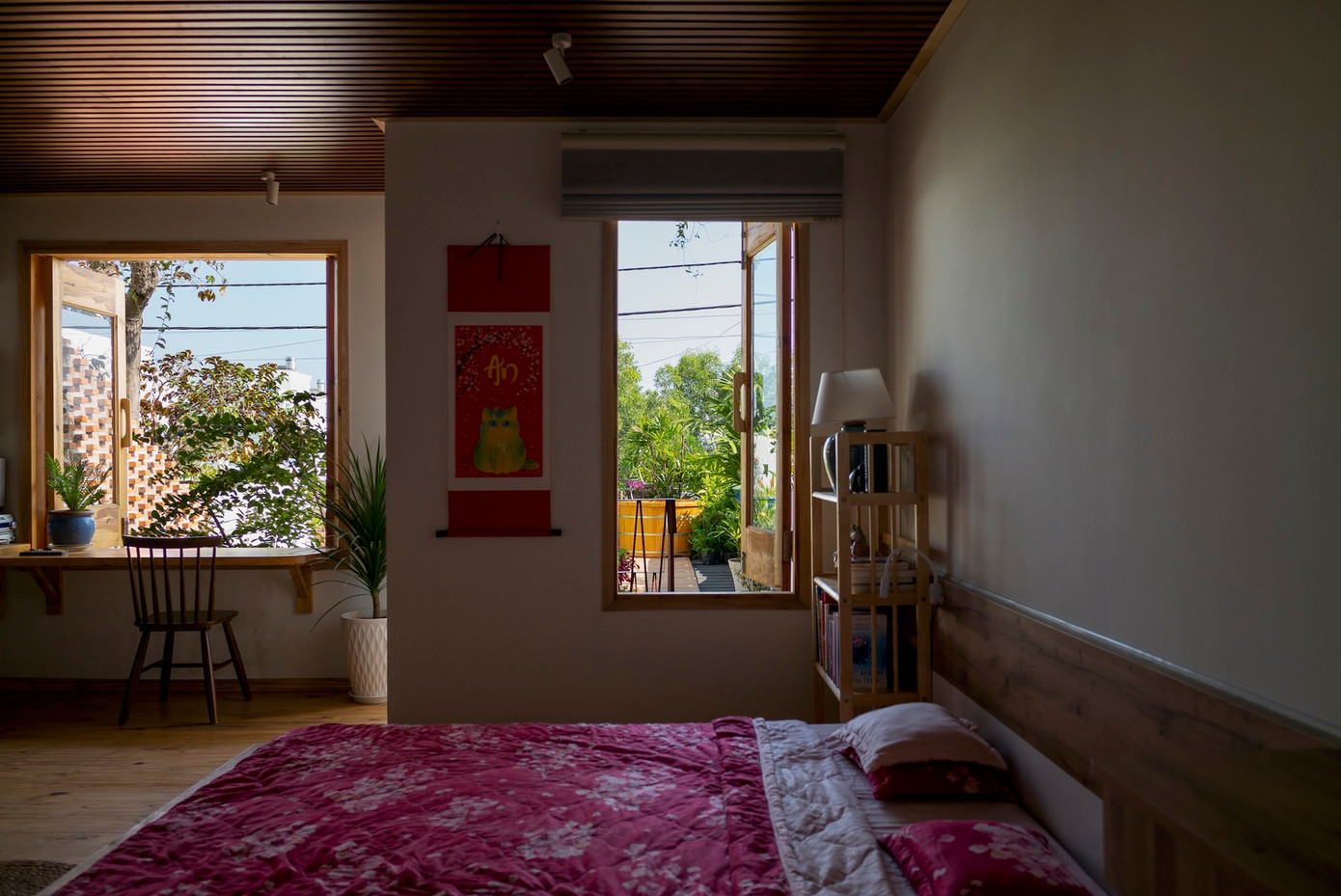 Không gian phòng ngủ giản dị với những khung cửa sổ luôn rộng mở để đón ánh nắng và gió mát.