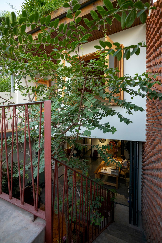 Để thực hiện ước mơ của mình, gia chủ đã tự xây dựng ngôi nhà của riêng mình một mảnh đất nhỏ được bao quanh bởi những bức tường cũ.