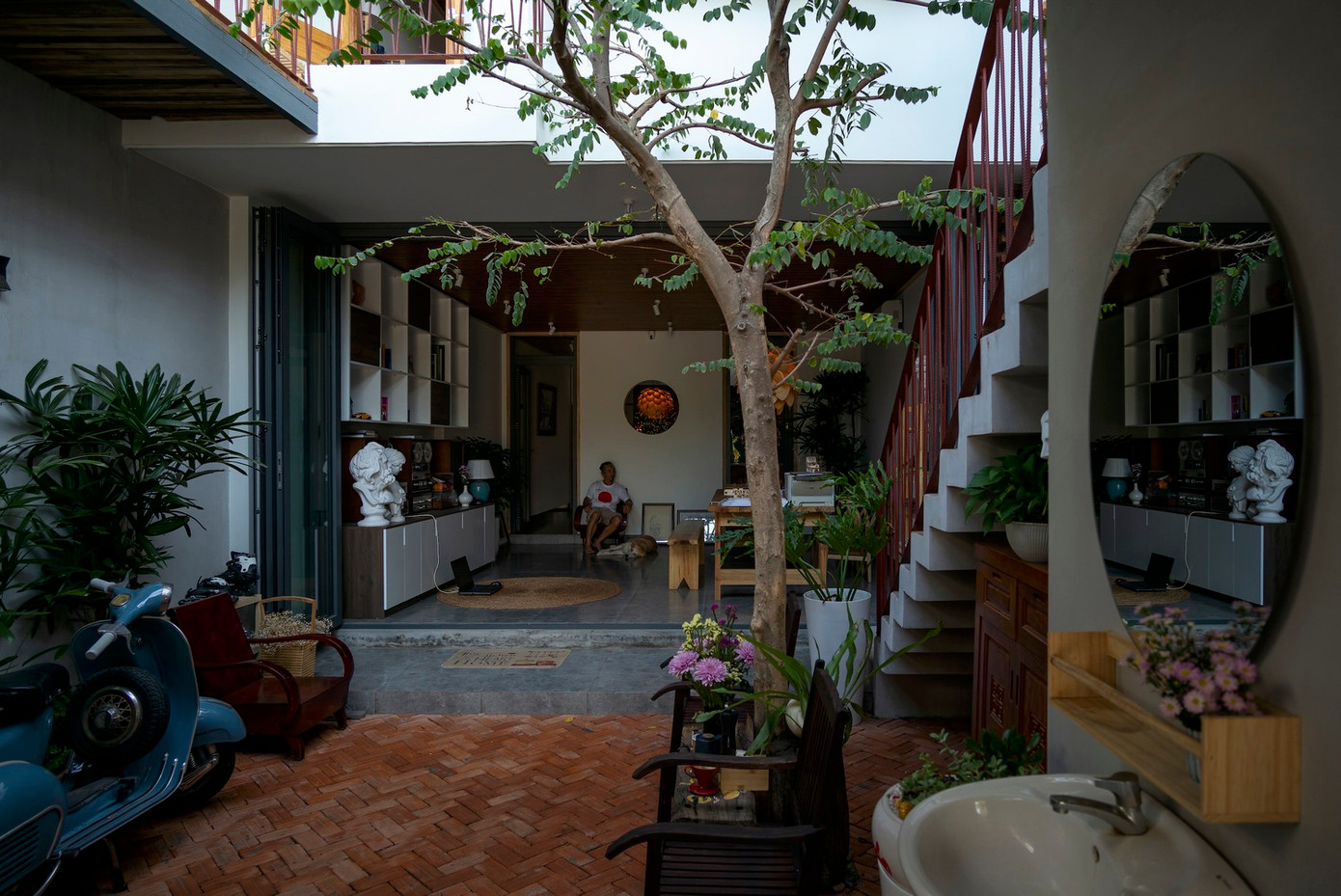 Phòng khách có tầm nhìn bao quát hết mọi không gian trong nhà.