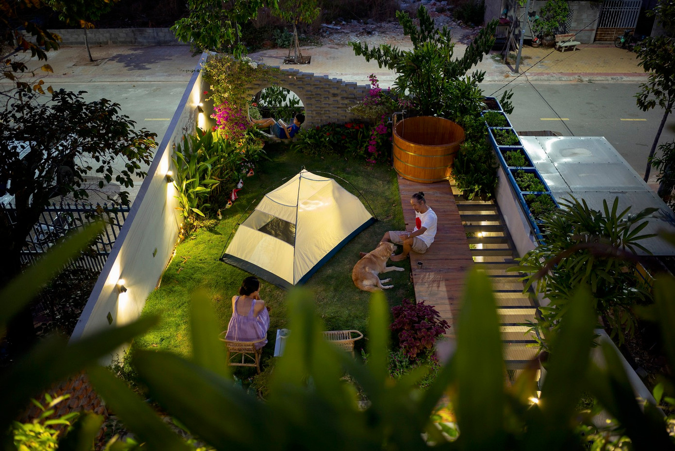 Sau khi hoàn thành, mọi không gian trong nhà hoặc ngoài sân đều trở thành chỗ vui chơi cho con trai gia chủ. Thậm chí, cậu bé còn có thể trồng rau, trèo lên mái nhà để nằm trên bãi cỏ, ngắm trăng sao và ước mơ bất cứ điều gì.