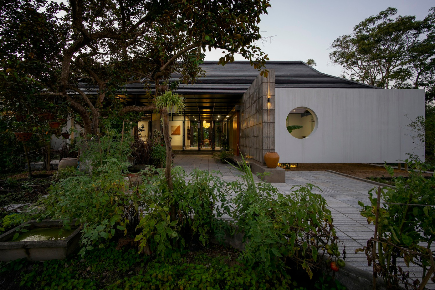 Đây là một ngôi nhà cấp 4 vô cùng độc đáo lọt thỏm giữa rừng keo. Đây là một ngôi nhà cấp 4 vô cùng độc đáo lọt thỏm giữa rừng keo.