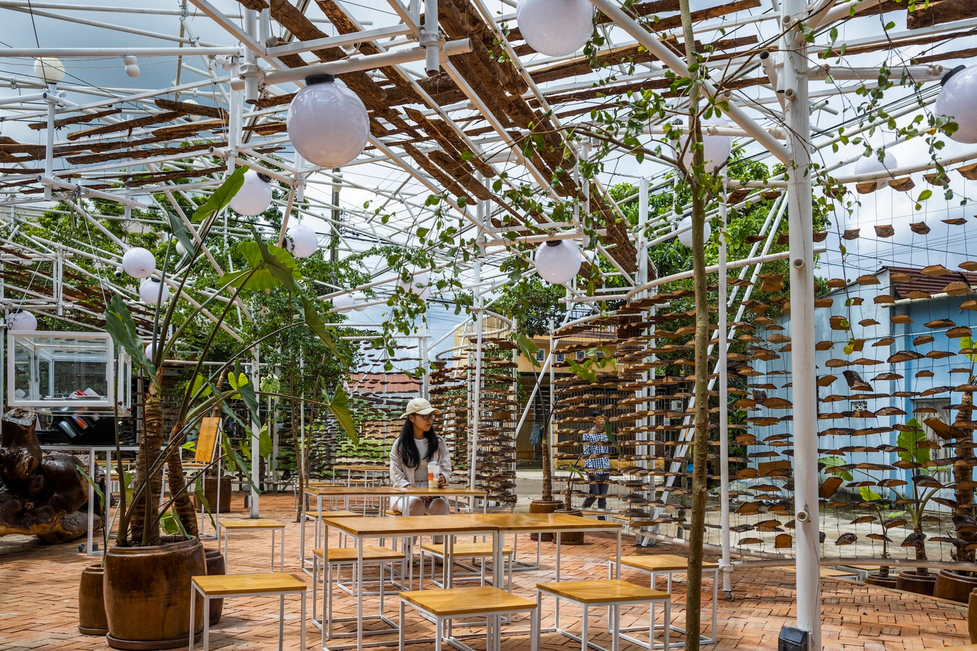 Các kiến trúc sư đã thiết kế hệ khung sắt đặc biệt với các khớp liên kết bằng cùm xoay để có thể dễ dàng tăng giảm chiều cao, khẩu độ nhưng vẫn đảm bảo độ bền vững cho công trình.