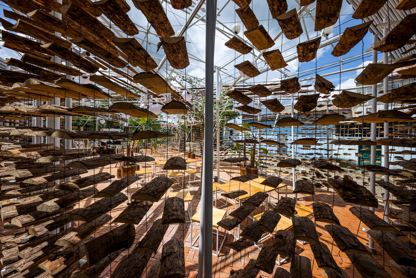 Hệ cửa được đan bằng một lớp dây cáp kết hợp với vân gỗ thông tạo nên sự an toàn, chắc chắn và cuốn hút.