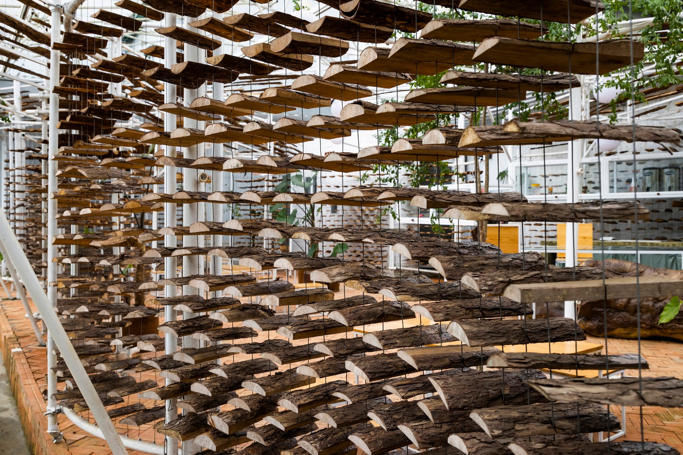 Các kiến trúc sư đã thiết kế hệ khung sắt đặc biệt với các khớp liên kết bằng cùm xoay để có thể dễ dàng tăng giảm chiều cao, khẩu độ nhưng vẫn đảm bảo độ bền vững cho công trình.